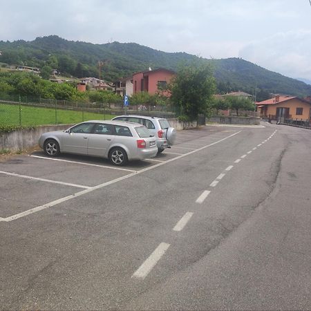 Luminoso appartamento con soppalco Solto Collina Esterno foto