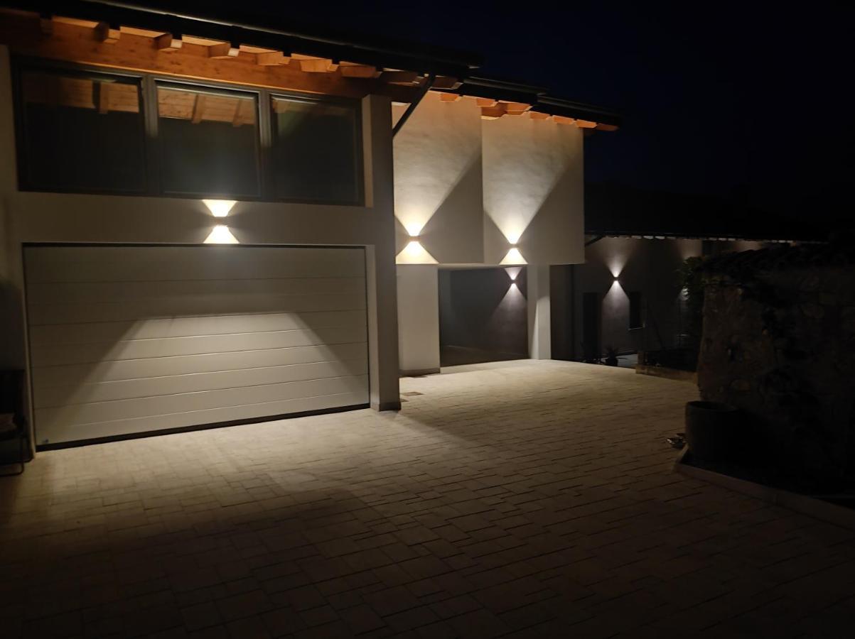 Luminoso appartamento con soppalco Solto Collina Esterno foto