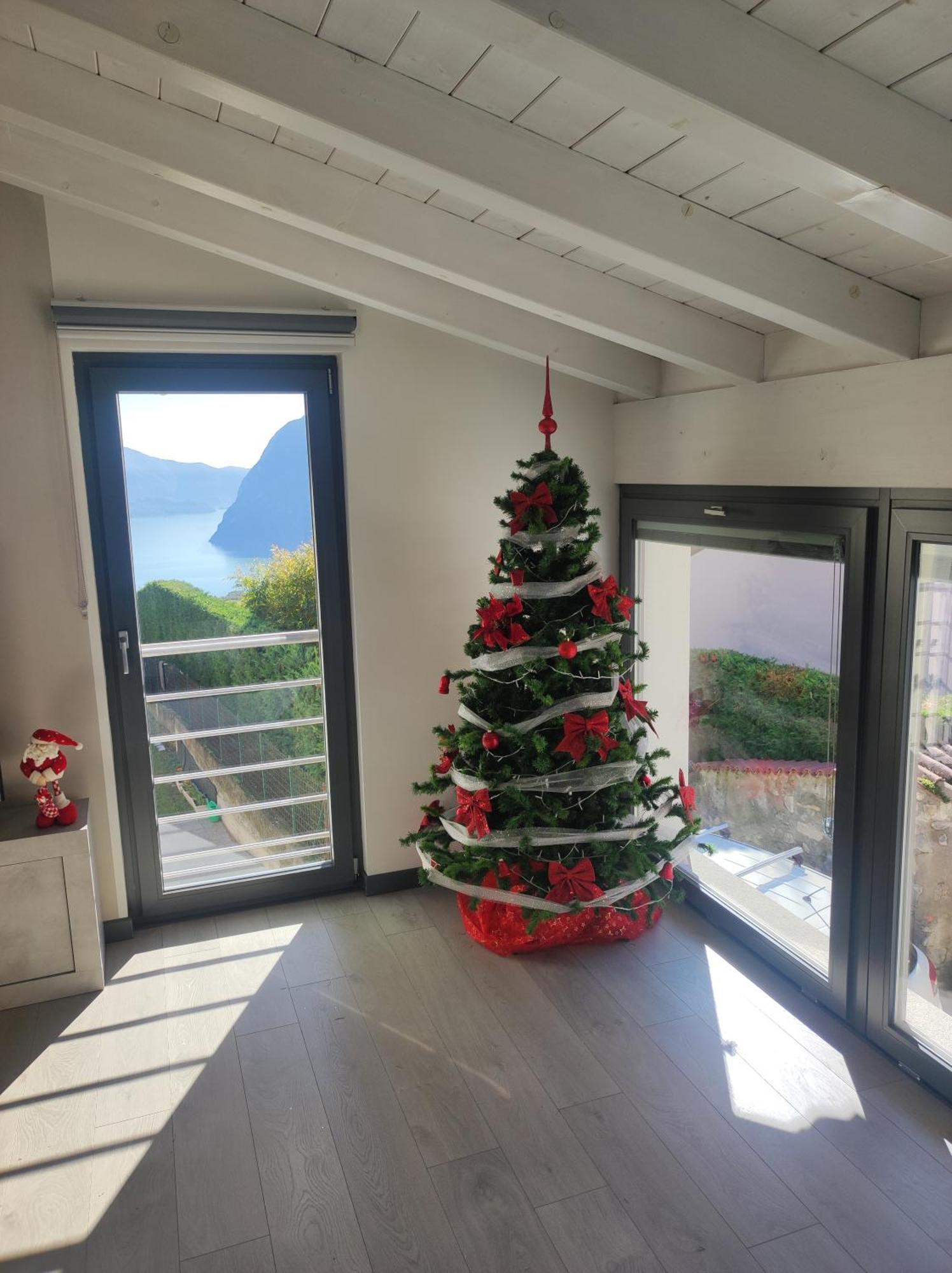 Luminoso appartamento con soppalco Solto Collina Esterno foto