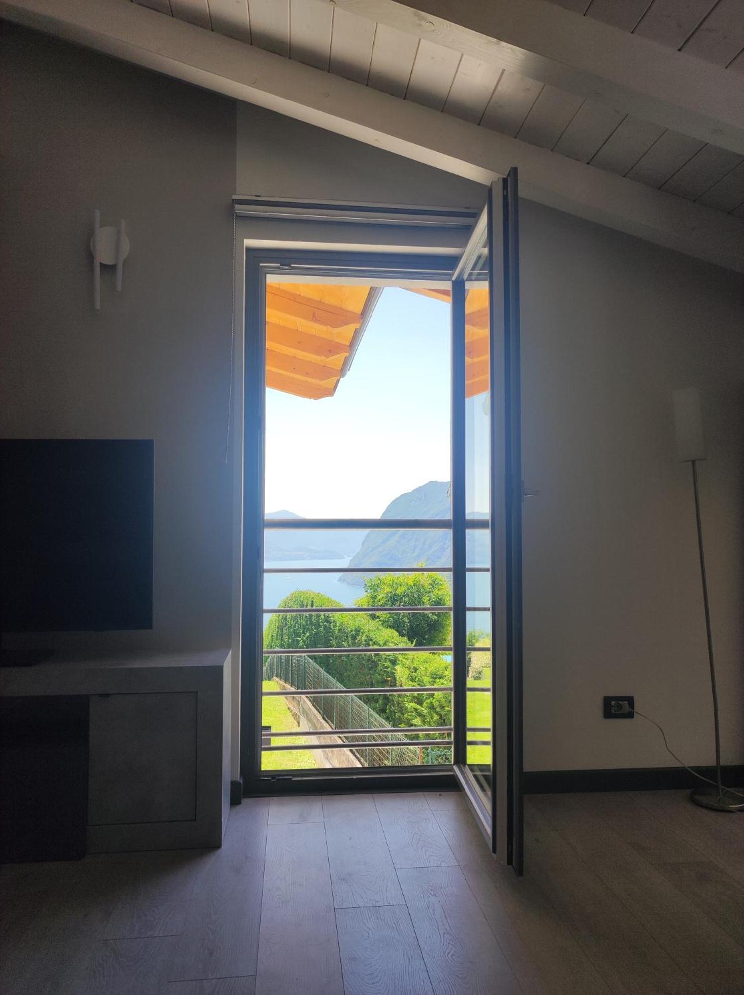 Luminoso appartamento con soppalco Solto Collina Esterno foto