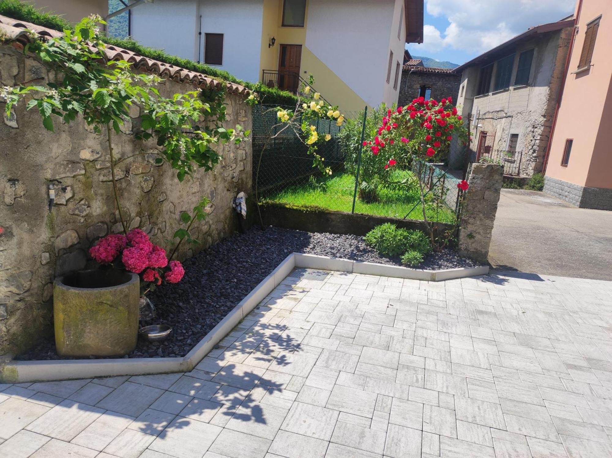 Luminoso appartamento con soppalco Solto Collina Esterno foto