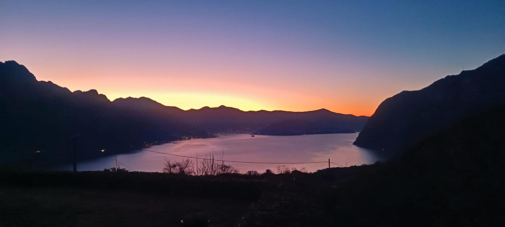 Luminoso appartamento con soppalco Solto Collina Esterno foto