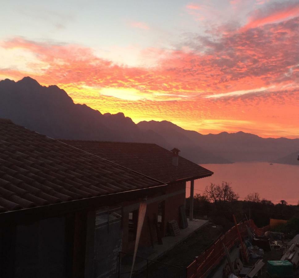 Luminoso appartamento con soppalco Solto Collina Esterno foto
